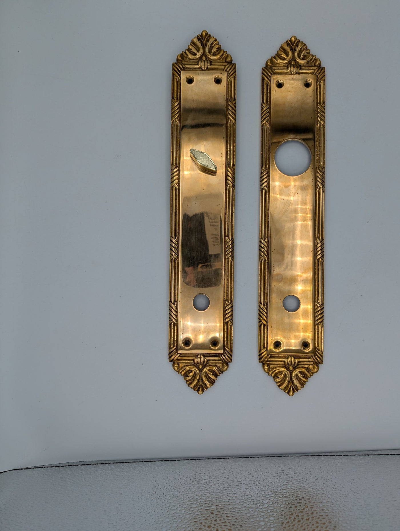 ##Antique Hardware## Ribbon & Reed Oval Deadbolt Entryway Set with White Porcelain Knobs (Polished Brass Finish)