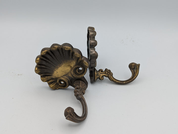 ##Antique Hardware## Brass Clamshell Bathroom Set (2 Towel Holders, 2 Small Hooks, Soap Dish – Original Early to Mid 20th Century)